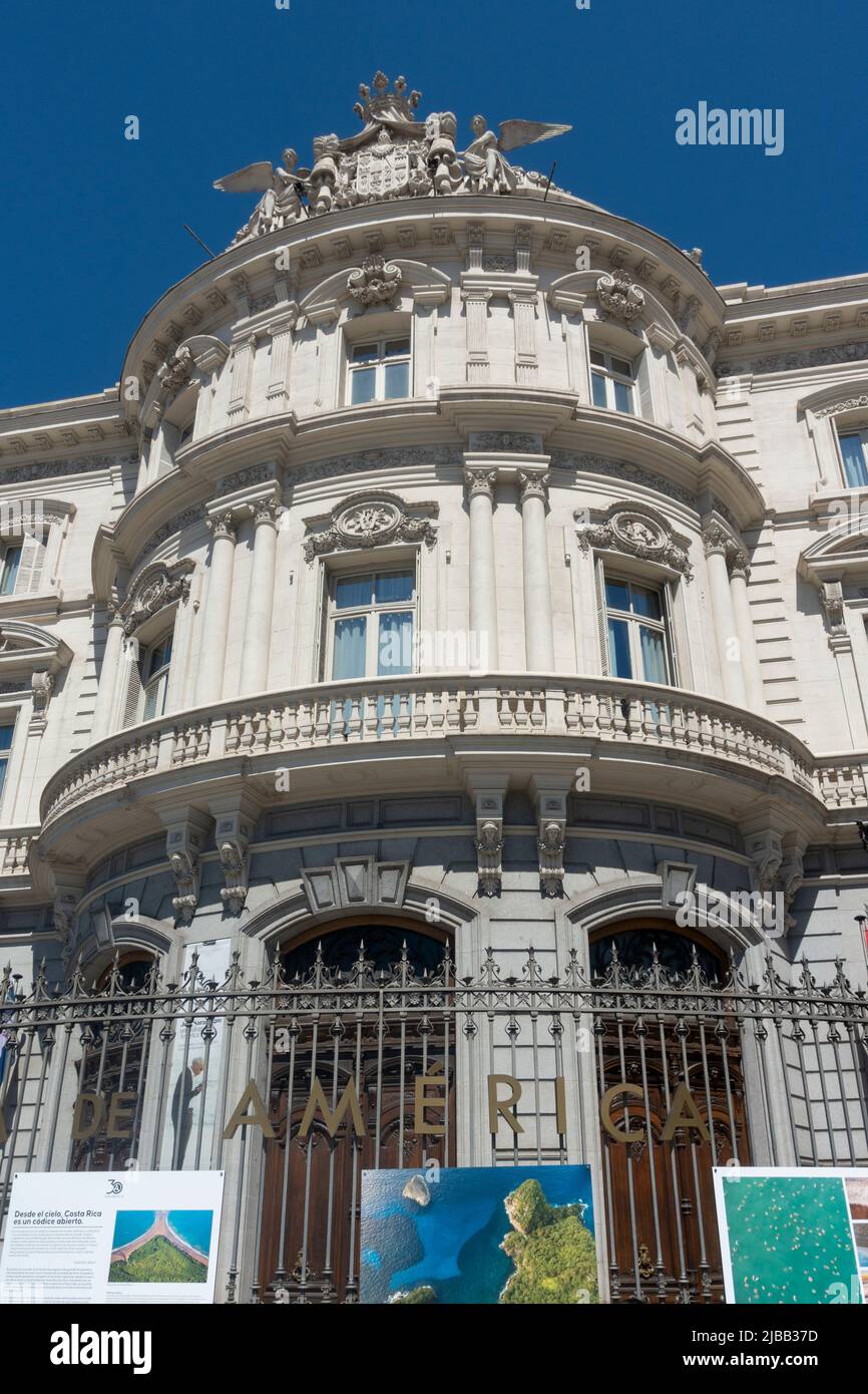 Außenansicht des neobarocken Palastes Linares in Madrid, Spanien. Heute ist es die Casa de America, ein kulturelles Zentrum, das Spanien und Lateinamerika verbindet. Stockfoto