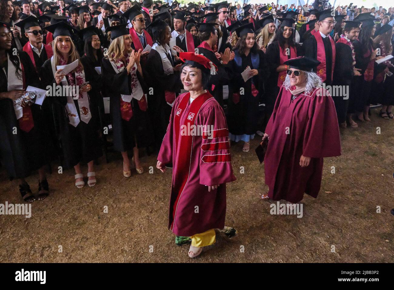 Claremont, Kalifornien, USA. 4.. Juni 2022. UNESCO-Botschafterin Kim Phuc, bekannt als „Napalm Girl“, kommt zu einem Festgottesdienst für die Klasse 2022 auf dem Campus des Claremont McKenna College am 4. Juni 2022 in Claremont, Kalifornien, um ihren Platz zu nehmen. (Foto: © Ringo Chiu/ZUMA Press Wire) Stockfoto