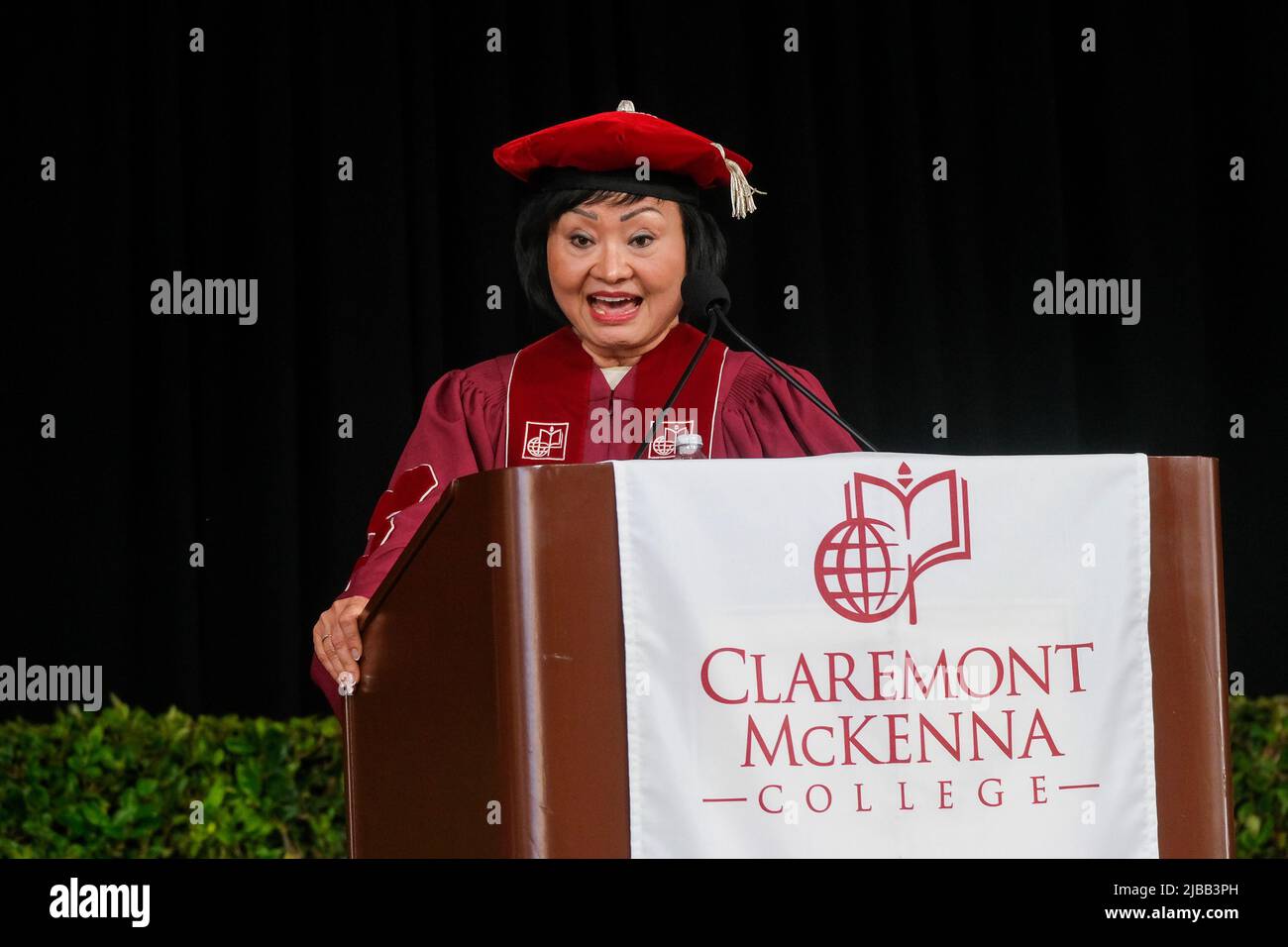 Claremont, Kalifornien, USA. 4.. Juni 2022. UNESCO-Botschafter Kim Phuc, bekannt als „Napalm Girl“, hält eine Rede während eines Eröffnungsgottesdienstes für die Klasse von 2022 auf dem Campus des Claremont McKenna College am 4. Juni 2022 in Claremont, Kalifornien. (Bild: © Ringo Chiu/ZUMA Press Wire) Stockfoto