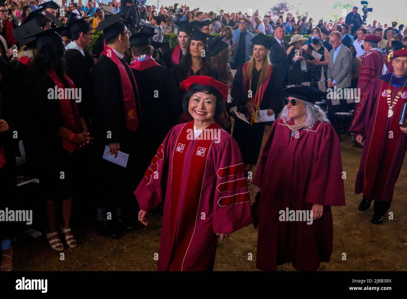 Claremont, Kalifornien, USA. 4.. Juni 2022. UNESCO-Botschafterin Kim Phuc, bekannt als „Napalm Girl“, kommt zu einem Festgottesdienst für die Klasse 2022 auf dem Campus des Claremont McKenna College am 4. Juni 2022 in Claremont, Kalifornien, um ihren Platz zu nehmen. (Foto: © Ringo Chiu/ZUMA Press Wire) Stockfoto