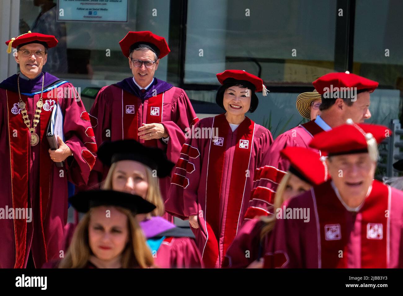 Claremont, Kalifornien, USA. 4.. Juni 2022. UNESCO-Botschafterin Kim Phuc, bekannt als „Napalm Girl“, kommt zu einem Festgottesdienst für die Klasse 2022 auf dem Campus des Claremont McKenna College am 4. Juni 2022 in Claremont, Kalifornien, um ihren Platz zu nehmen. (Foto: © Ringo Chiu/ZUMA Press Wire) Stockfoto