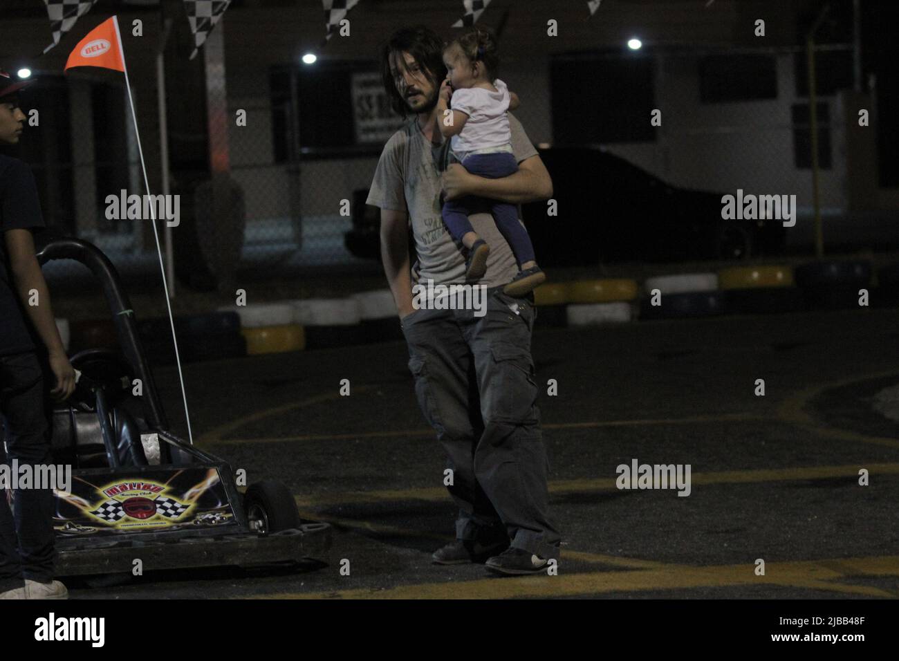 EXCLUSIVO PAPARAZZI El Actor Diego Luna y Camila Sodi pasaron una tarde con sus dos hijos Jer – nimo y Fiona durante un domingo de descanso luego de semanas de calor en Sonora Mexico durante la filmaci – n de la pel’cula que dirige Diego en Sonora acerca del luchador Social Cesar Chavez. La Pareja ya no luce como enamorados en su visita a un Centro recreativo de carritos de carreras y otros juegos. Beobachten Sie la esplada huesuda de Camila luce un cuerpo delgado... *Hermosillo*Sonora*.*24*Junio*2012*. (***Foto:©*Tirador*Primero*/NortePhoto.com***) Stockfoto