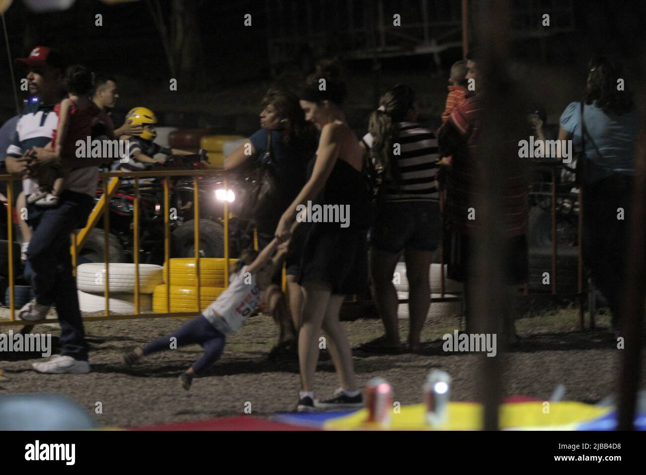 EXCLUSIVO PAPARAZZI El Actor Diego Luna y Camila Sodi pasaron una tarde con sus dos hijos Jer – nimo y Fiona durante un domingo de descanso luego de semanas de calor en Sonora Mexico durante la filmaci – n de la pel’cula que dirige Diego en Sonora acerca del luchador Social Cesar Chavez. La Pareja ya no luce como enamorados en su visita a un Centro recreativo de carritos de carreras y otros juegos. Beobachten Sie la esplada huesuda de Camila luce un cuerpo delgado... *Hermosillo*Sonora*.*24*Junio*2012*. (***Foto:©*Tirador*Primero*/NortePhoto.com***) Stockfoto