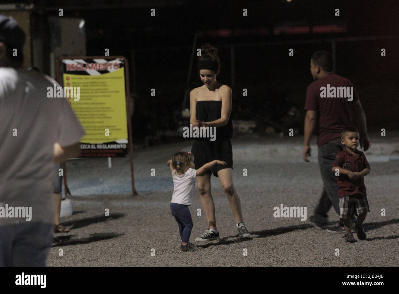 EXCLUSIVO PAPARAZZI El Actor Diego Luna y Camila Sodi pasaron una tarde con sus dos hijos Jer – nimo y Fiona durante un domingo de descanso luego de semanas de calor en Sonora Mexico durante la filmaci – n de la pel’cula que dirige Diego en Sonora acerca del luchador Social Cesar Chavez. La Pareja ya no luce como enamorados en su visita a un Centro recreativo de carritos de carreras y otros juegos. Beobachten Sie la esplada huesuda de Camila luce un cuerpo delgado... *Hermosillo*Sonora*.*24*Junio*2012*. (***Foto:©*Tirador*Primero*/NortePhoto.com***) Stockfoto