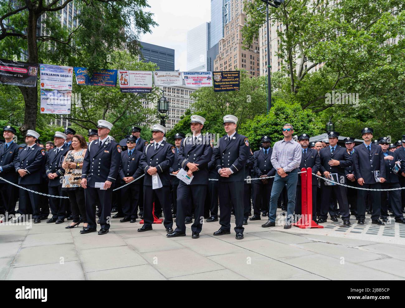 1. Juni 2022, New York City, New York, USA: Die Feuerwehr von New York City feiert ihren jährlichen Medal Day im Rathaus von New York City, NY, 1. Juni 2022. Feuerwehrleute, Sanitäter, Notärzte, Feuerwehrmänner und Offiziere werden für ihre heldenhafte Arbeit im Jahr 2021 ausgezeichnet. (Bild: © Steve Sanchez/Pacific Press via ZUMA Press Wire) Stockfoto