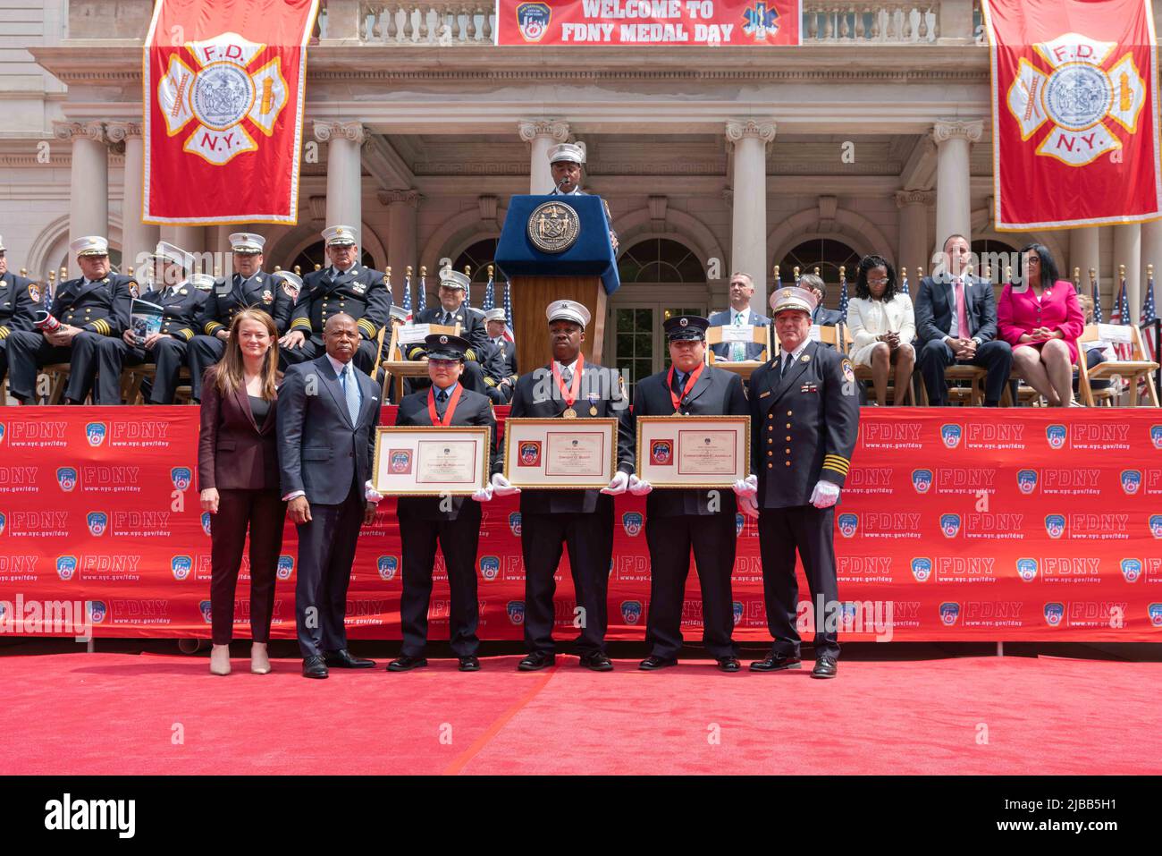 1. Juni 2022, New York City, New York, USA: Die Feuerwehr von New York City feiert ihren jährlichen Medal Day im Rathaus von New York City, NY, 1. Juni 2022. Feuerwehrleute, Sanitäter, Notärzte, Feuerwehrmänner und Offiziere werden für ihre heldenhafte Arbeit im Jahr 2021 ausgezeichnet. (Bild: © Steve Sanchez/Pacific Press via ZUMA Press Wire) Stockfoto