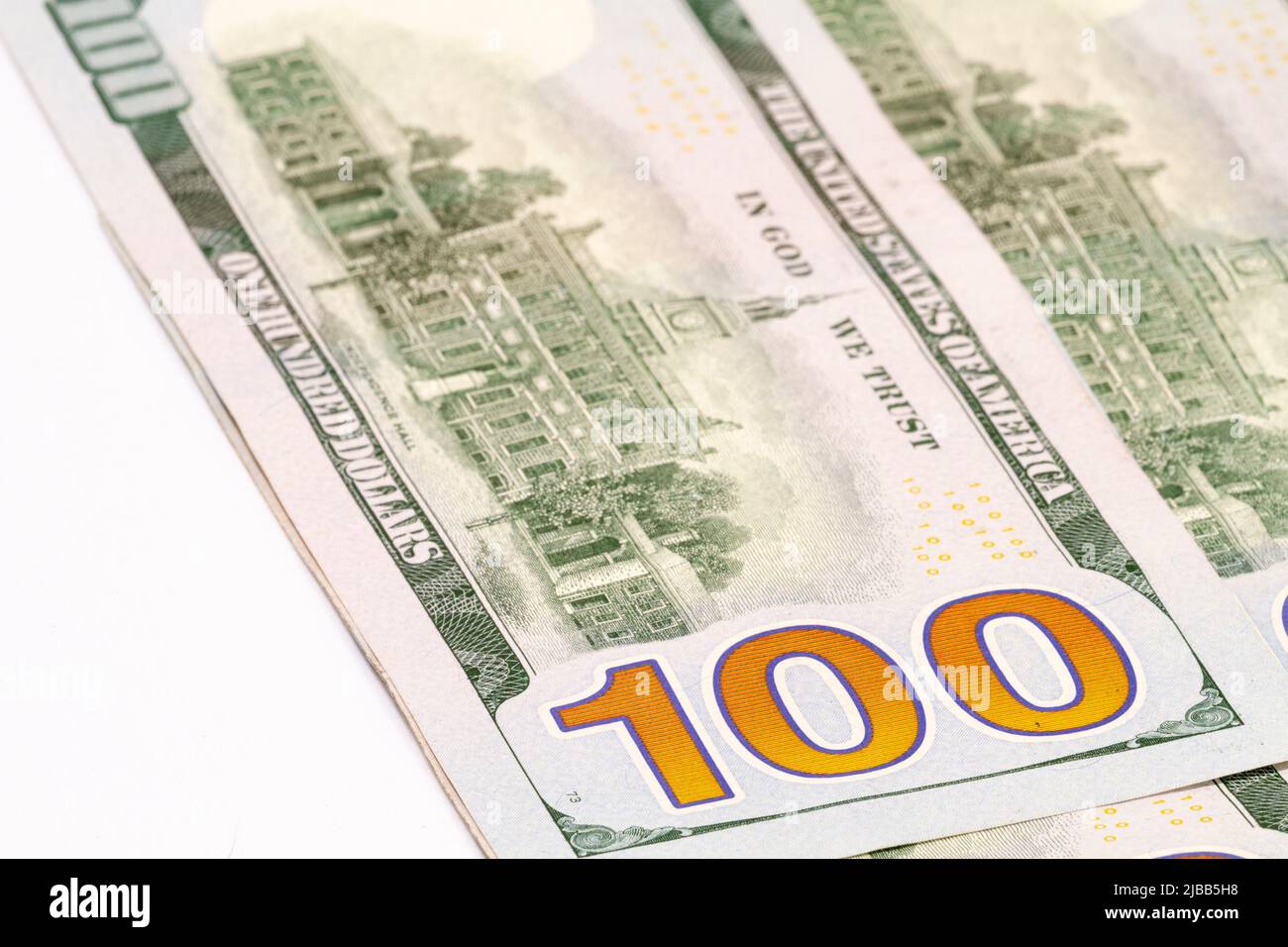 Nahaufnahme der geringen Schärfentiefe des großen 100-Text-Designs auf der Rückseite der einhundert-Dollar-Banknote der Vereinigten Staaten von Amerika. Stockfoto