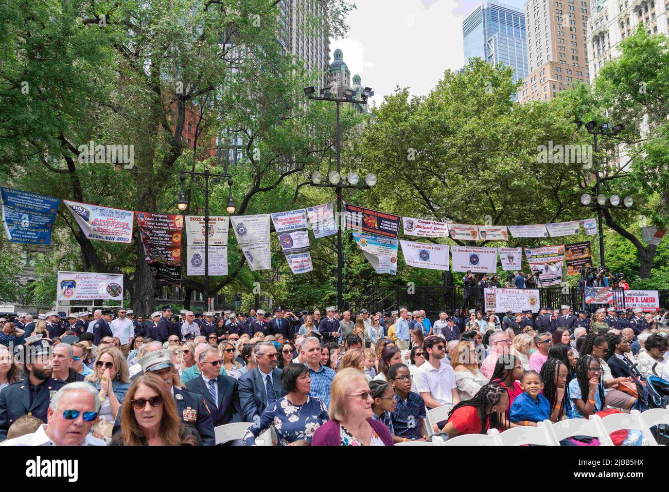 1. Juni 2022, New York City, New York, USA: Die Feuerwehr von New York City feiert ihren jährlichen Medal Day im Rathaus von New York City, NY, 1. Juni 2022. Feuerwehrleute, Sanitäter, Notärzte, Feuerwehrmänner und Offiziere werden für ihre heldenhafte Arbeit im Jahr 2021 ausgezeichnet. (Bild: © Steve Sanchez/Pacific Press via ZUMA Press Wire) Stockfoto