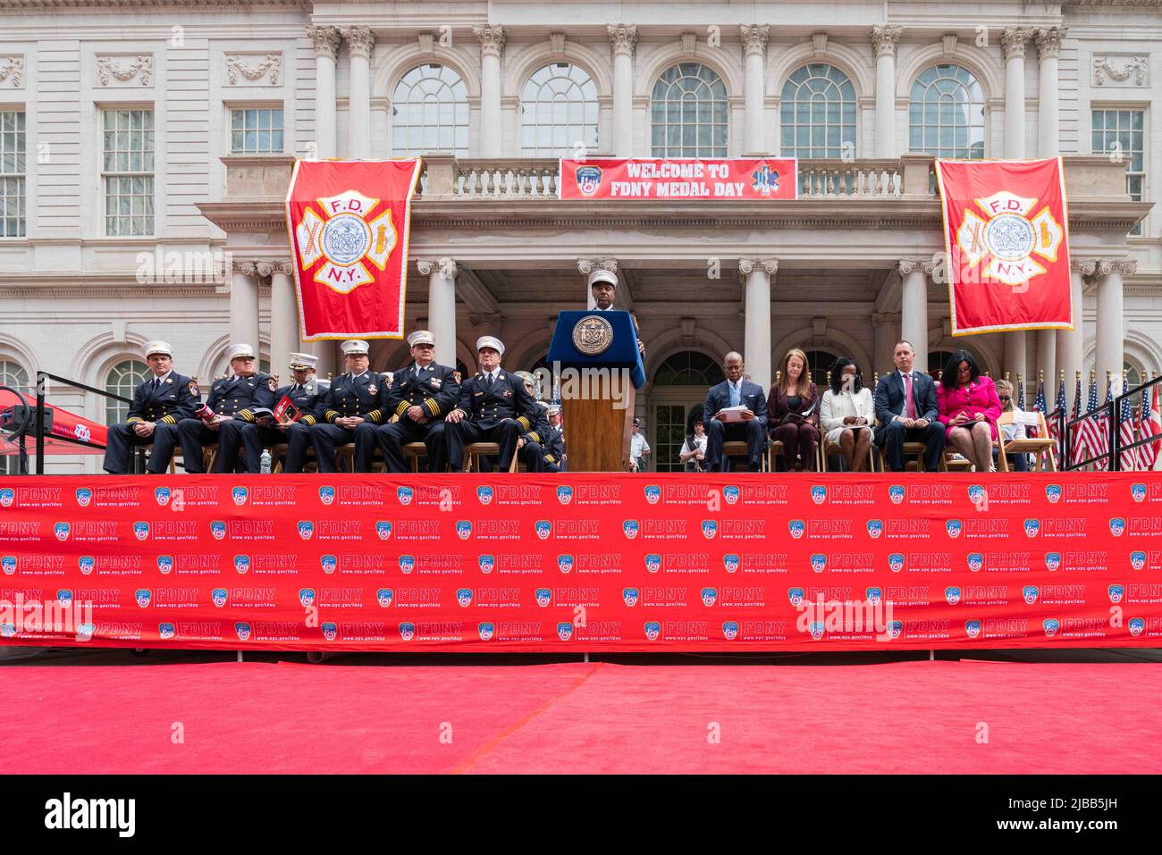 1. Juni 2022, New York City, New York, USA: Die Feuerwehr von New York City feiert ihren jährlichen Medal Day im Rathaus von New York City, NY, 1. Juni 2022. Feuerwehrleute, Sanitäter, Notärzte, Feuerwehrmänner und Offiziere werden für ihre heldenhafte Arbeit im Jahr 2021 ausgezeichnet. (Bild: © Steve Sanchez/Pacific Press via ZUMA Press Wire) Stockfoto