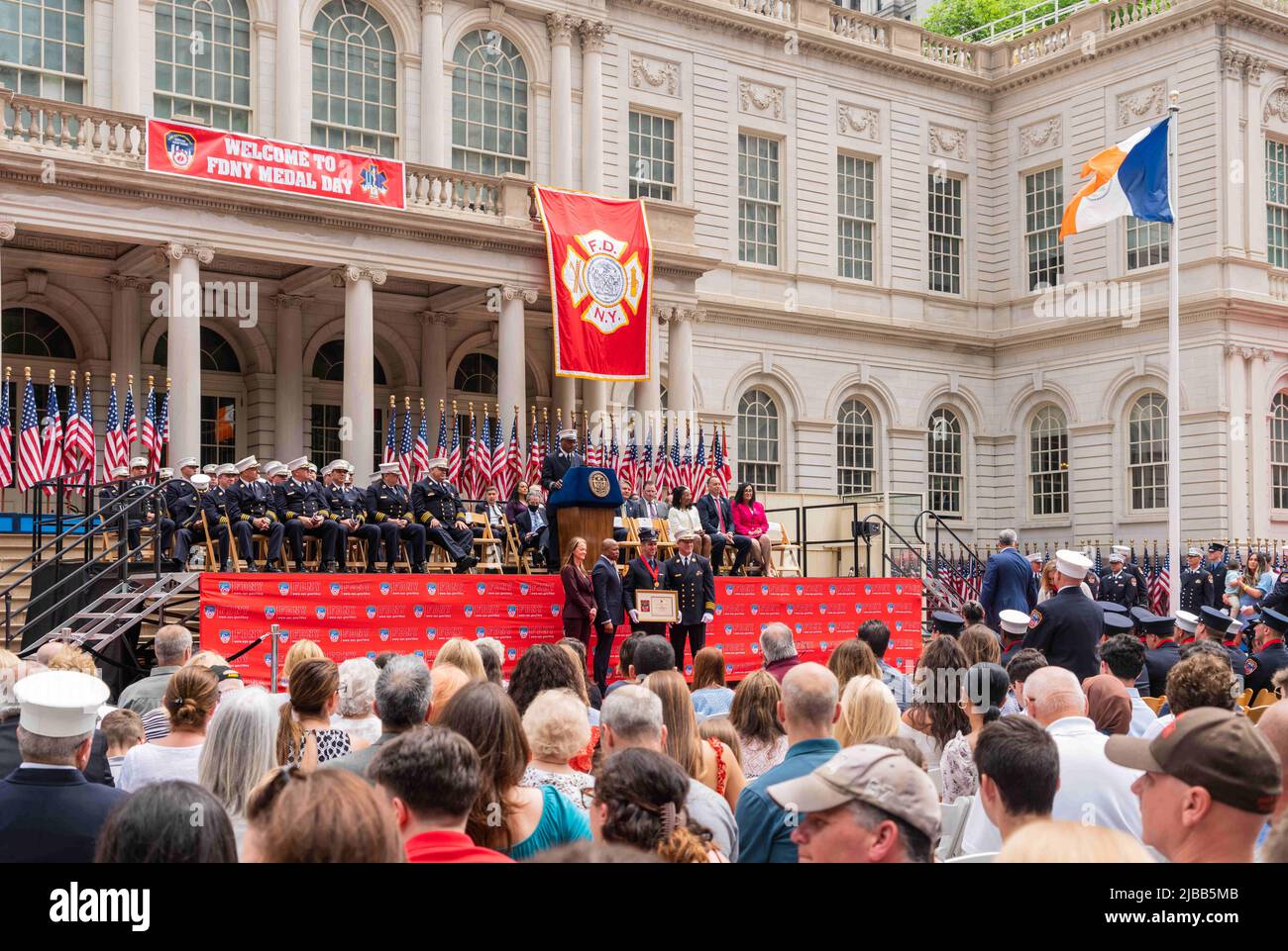 1. Juni 2022, New York City, New York, USA: Die Feuerwehr von New York City feiert ihren jährlichen Medal Day im Rathaus von New York City, NY, 1. Juni 2022. Feuerwehrleute, Sanitäter, Notärzte, Feuerwehrmänner und Offiziere werden für ihre heldenhafte Arbeit im Jahr 2021 ausgezeichnet. (Bild: © Steve Sanchez/Pacific Press via ZUMA Press Wire) Stockfoto
