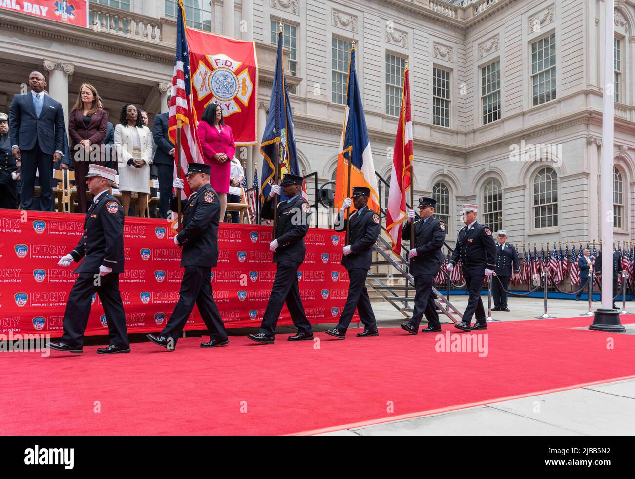 1. Juni 2022, New York City, New York, USA: Die Feuerwehr von New York City feiert ihren jährlichen Medal Day im Rathaus von New York City, NY, 1. Juni 2022. Feuerwehrleute, Sanitäter, Notärzte, Feuerwehrmänner und Offiziere werden für ihre heldenhafte Arbeit im Jahr 2021 ausgezeichnet. (Bild: © Steve Sanchez/Pacific Press via ZUMA Press Wire) Stockfoto