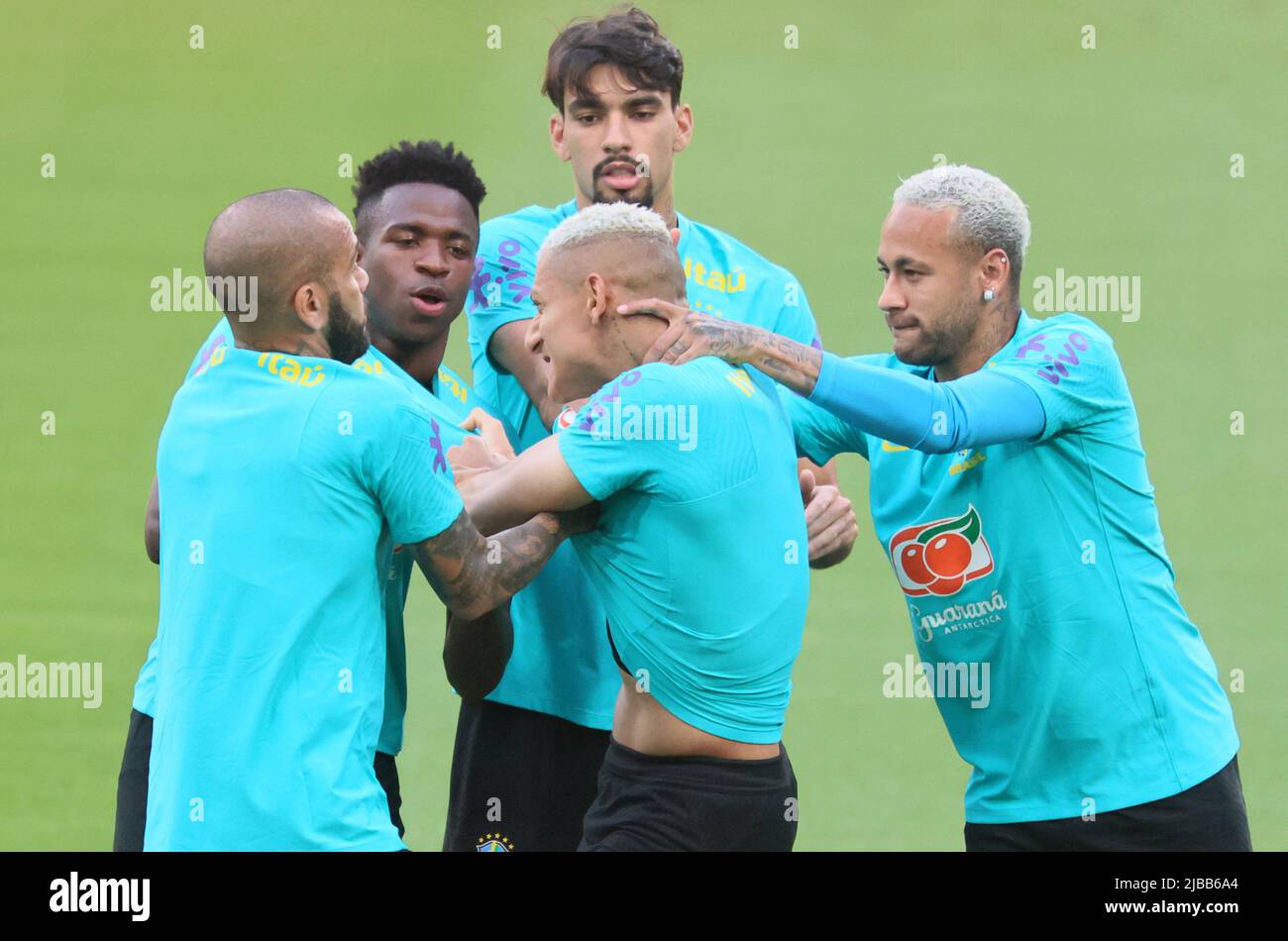 Tokio, Japan. 4.. Juni 2022. Die brasilianischen Fußballnationalmitglieder (L-R) Daniel Alves, Vicinius Junior, Lucas Paqueta und Neymar Jr. spielen nach einem Training am Samstag, den 4. Juni 2022, mit Richarlson (C) im japanischen Nationalstadion in Tokio. Brasilien wird am 6. Juni ein internationales Freundschaftsspiel gegen Japan führen. Quelle: Yoshio Tsunoda/AFLO/Alamy Live News Stockfoto