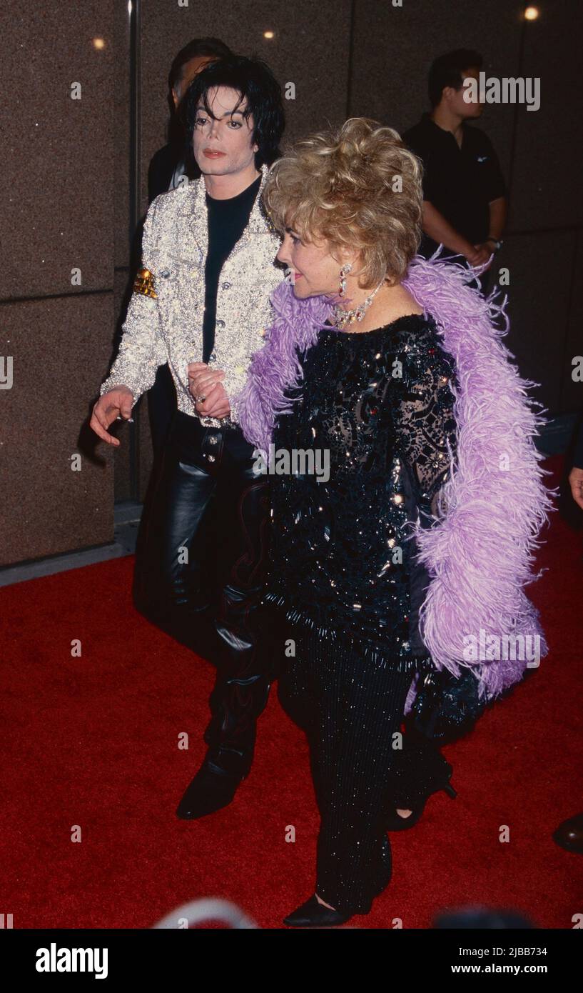 Michael Jackson und Elizabeth Taylor kommen am 7. September 2001 beim