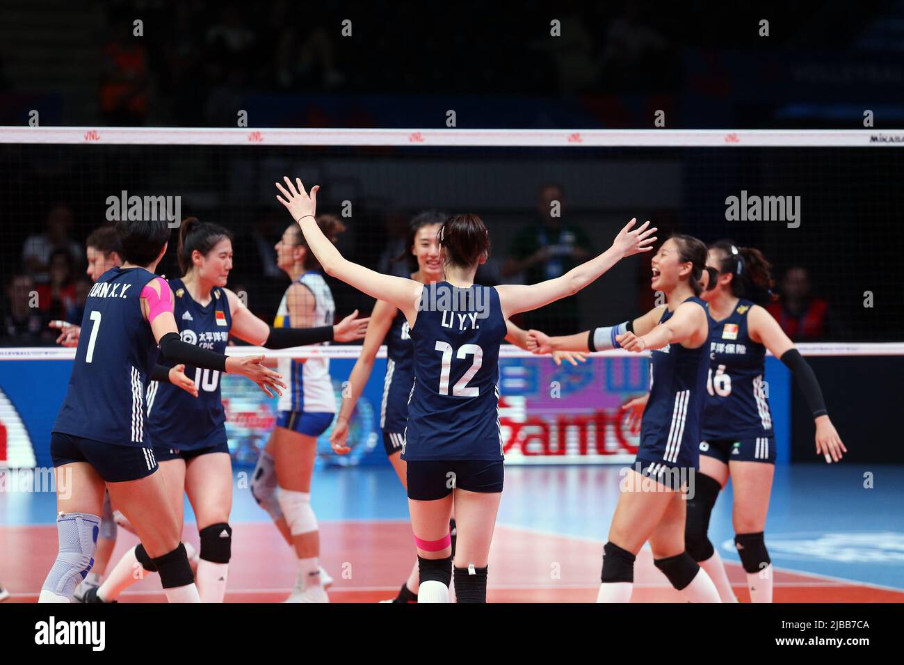 Ankara, Türkei. 4.. Juni 2022. Die Spieler Chinas feiern während des Spiels der FIVB Volleyball Women's Nations League 2022 zwischen China und Italien in der Ankara Sports Hall in Ankara, Türkei, am 4. Juni 2022. Quelle: Mustafa Kaya/Xinhua/Alamy Live News Stockfoto