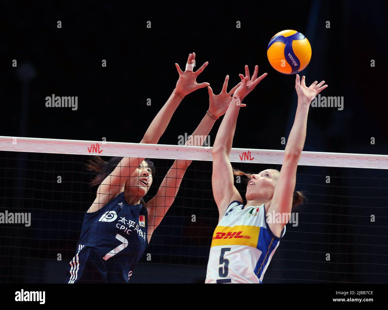 Ankara, Türkei. 4.. Juni 2022. Wang Yuanyuan (L) aus China blockiert während des Spiels der FIVB Volleyball Women's Nations League 2022 zwischen China und Italien in der Ankara Sports Hall in Ankara, Türkei, am 4. Juni 2022. Quelle: Mustafa Kaya/Xinhua/Alamy Live News Stockfoto