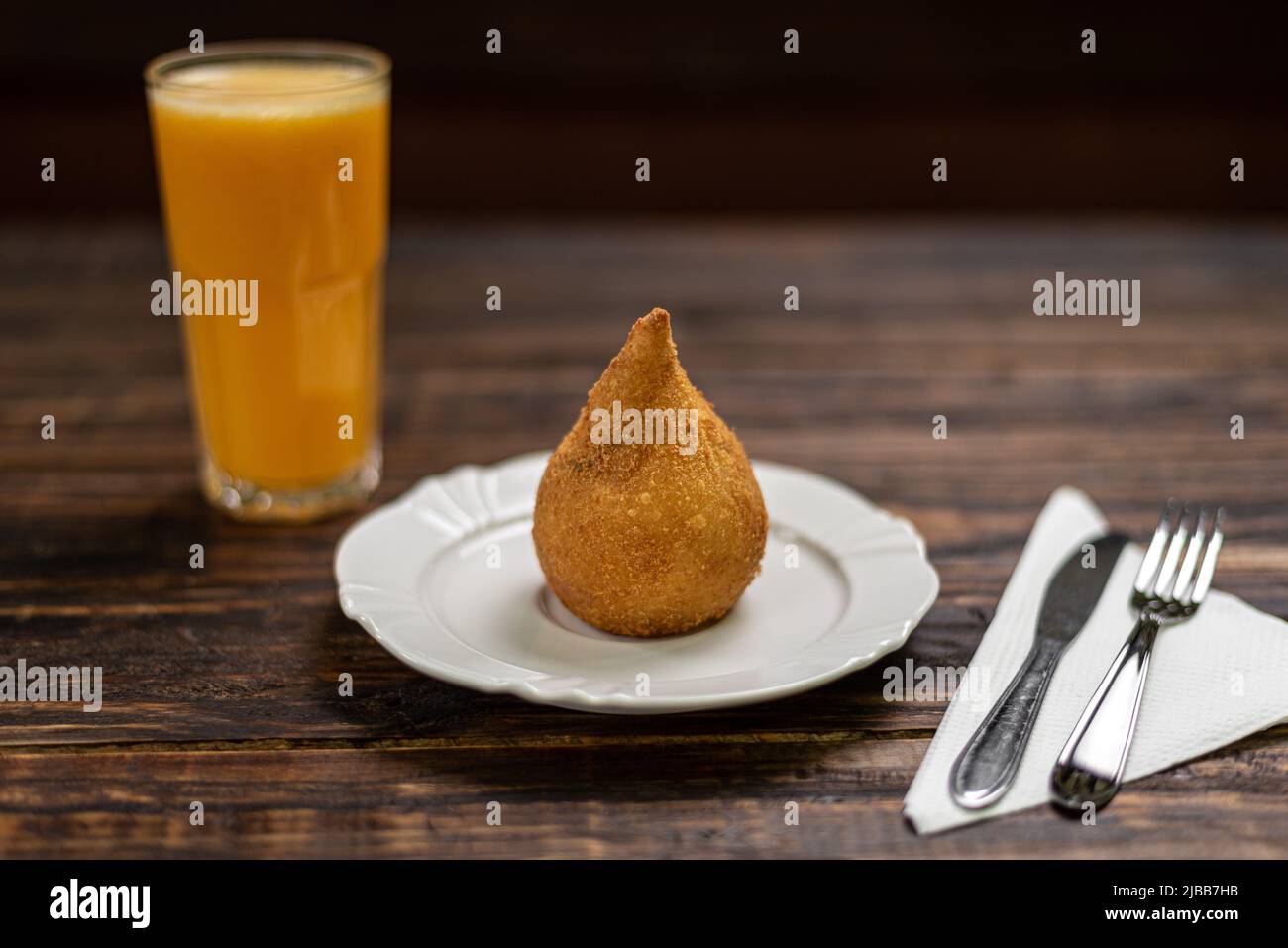 Traditionelle brasilianische Snacks gefüllt mit Huhn; 'Coxinha de Frango' auf Holzhintergrund Stockfoto