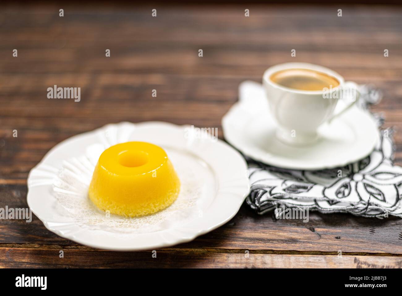 Ein brasilianisches Dessert aus Eiern und Kokosnuss. Quindim auf Holzhintergrund Stockfoto