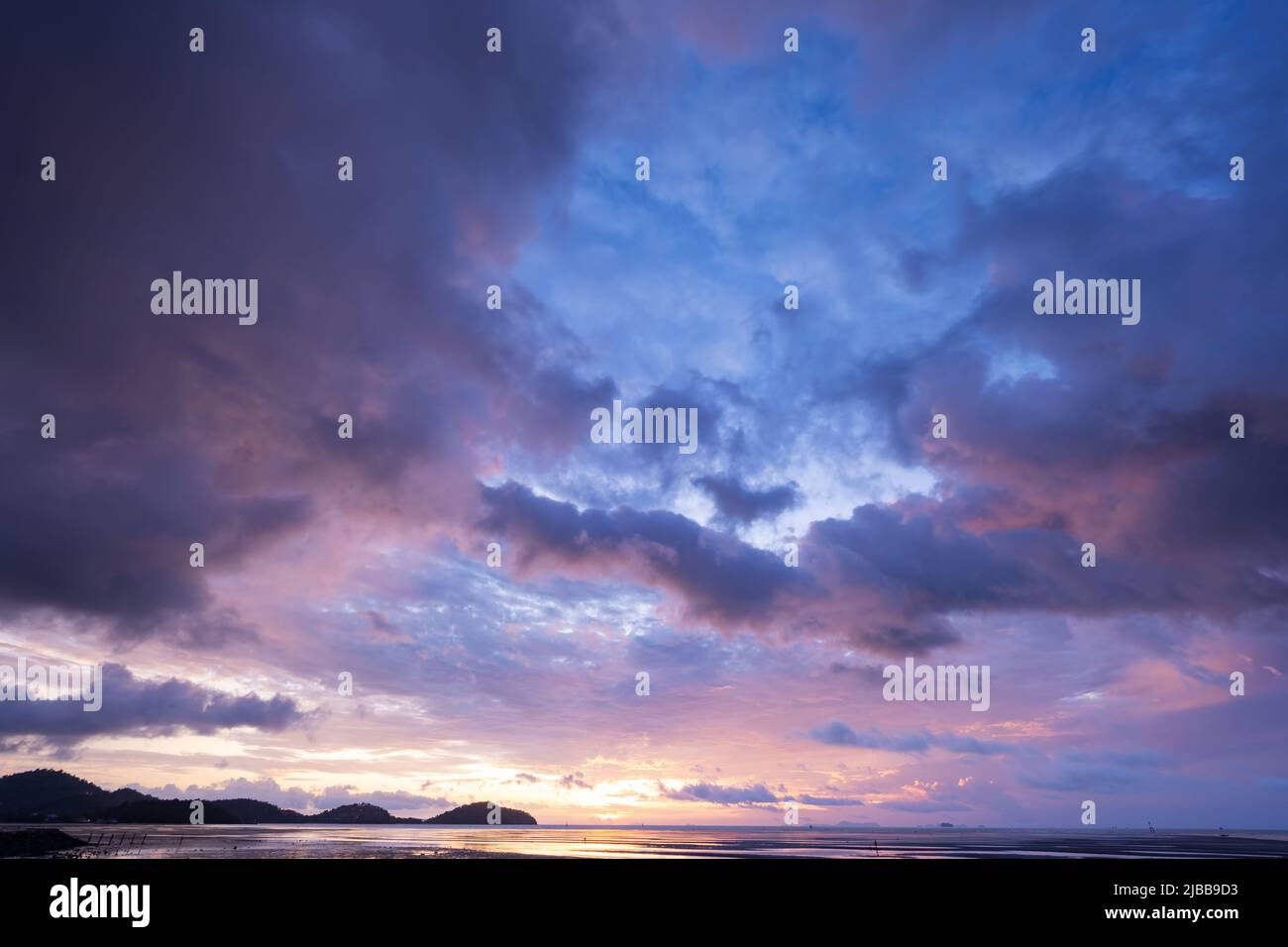 Landschaft lange Exposition von majestätischen Wolken am Himmel Sonnenuntergang oder Sonnenaufgang über dem Meer mit Reflexion im tropischen Meer schöne Seeseite Landschaft Amazin Stockfoto