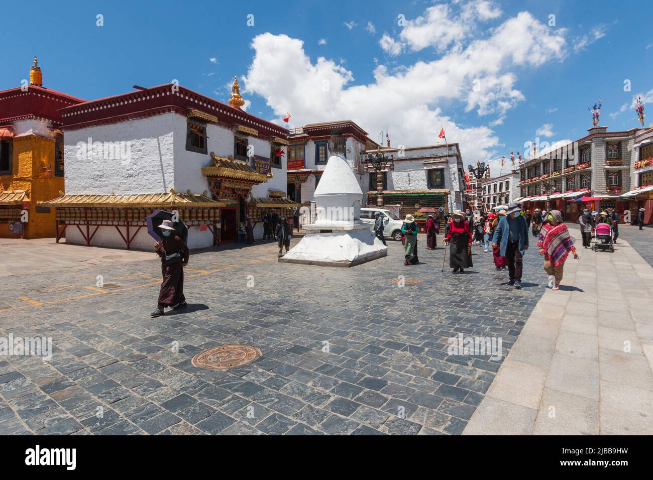 Shigatse, Tibet, China - 5. Juni 2022: Tibetische Pilger, die eine Kora durchführen (Umrundung im Uhrzeigersinn um einen heiligen Ort) Stockfoto