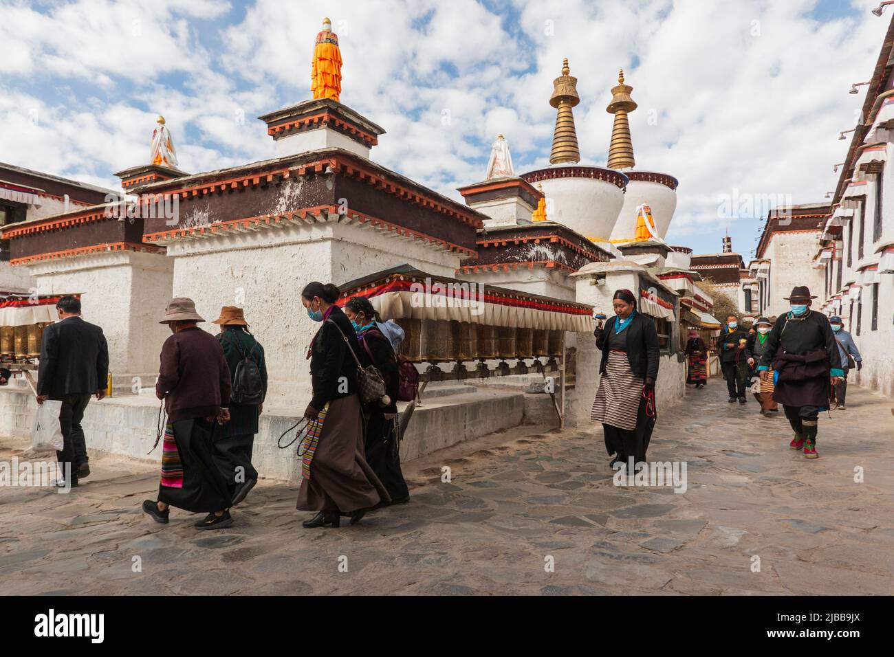 Shigatse, Tibet, China - 5. Juni 2022: Tibetische Pilger bei einer Kora im Kloster Tashilumpo (Umrundung im Uhrzeigersinn) Stockfoto