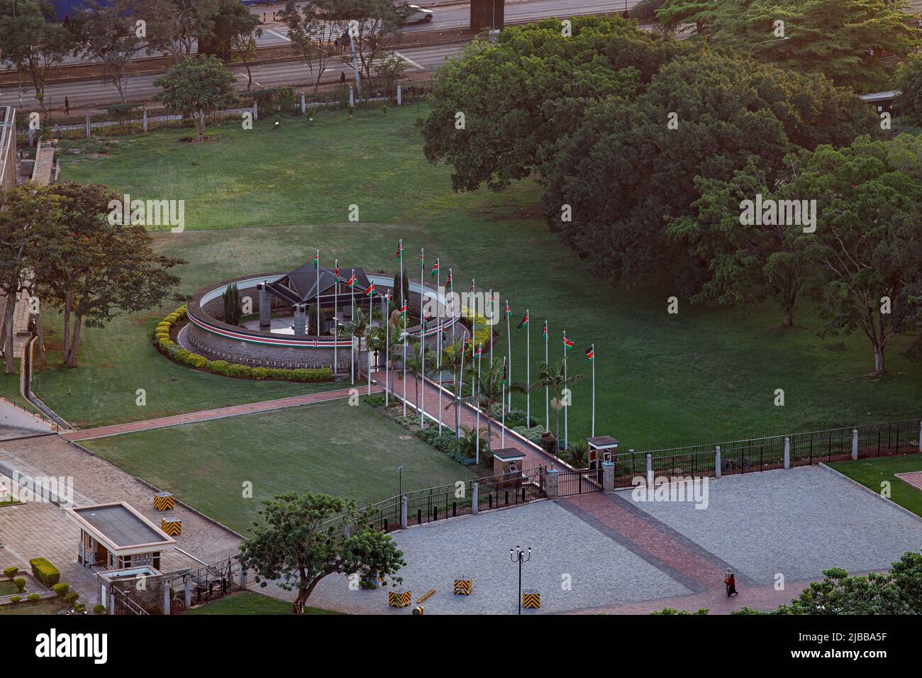 Eine Luftaufnahme des ersten Präsidenten Kenias Mausoleum Jomo Kenyatta. Die Anlage, direkt im Herzen der Hauptstadt Kenyaís. Nairobi ist Kenyaís Hauptstadt. Der Name kommt von der Maasai Phrase Enkare Nyorobi, die übersetzt "Ort des kühlen Wassers. Neben den wunderschönen architektonischen Stadtlandschaften und dem städtischen Zentrum verfügt die Stadt über den Nairobi National Park, ein großes Wildreservat, das für die Zucht gefährdeter Schwarzer Nashörner bekannt ist und Heimat von Giraffen, Zebras, Leoparden, Löwen und verschiedenen Vogelarten ist. Stockfoto