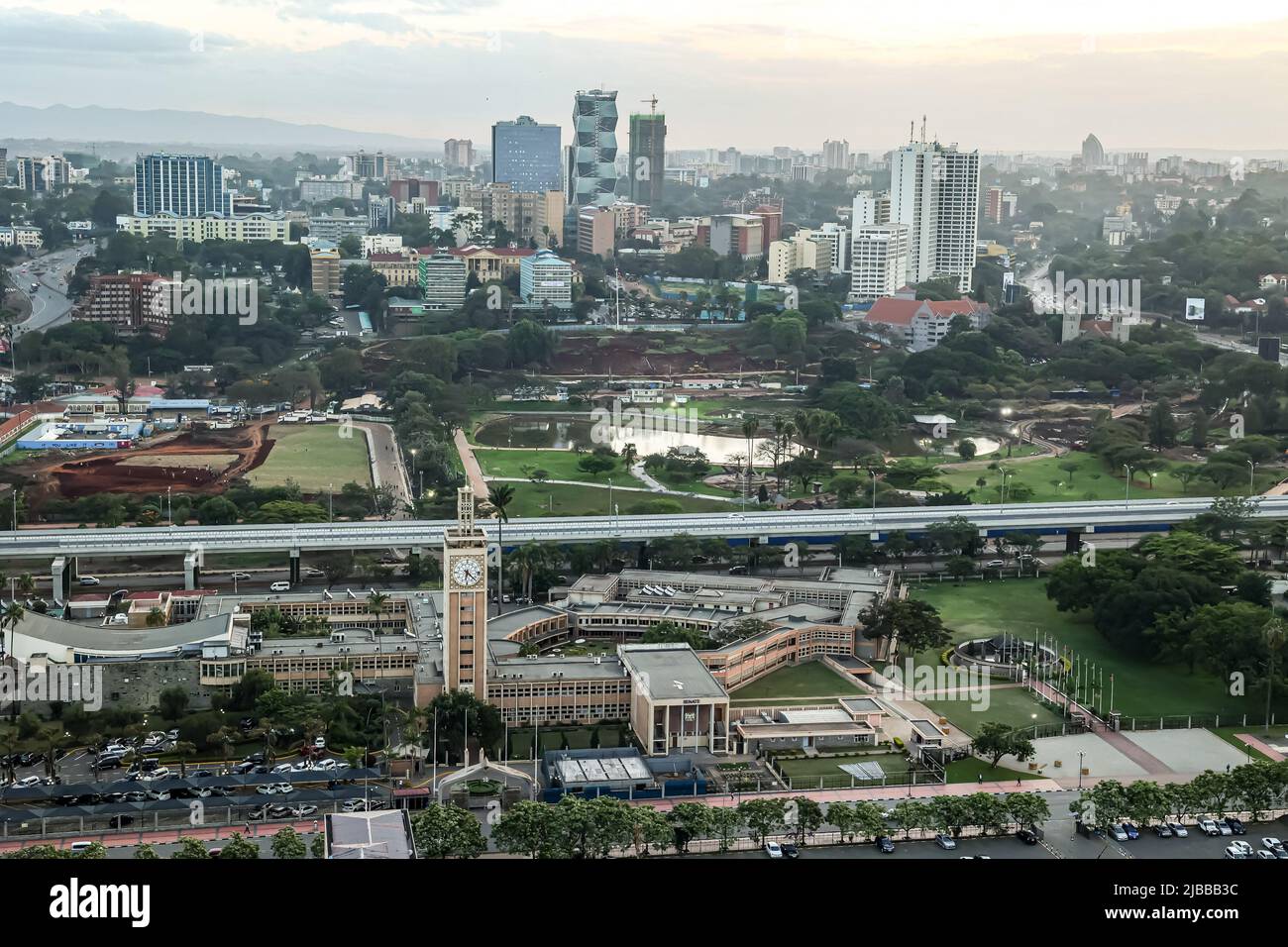 2. Juni 2022, Nairobi, Kenia: Eine Luftaufnahme des modernen Stadtbildes von Nairobi mit dem Nairobi-Expressweg, der durch die Hauptstadt Kenia, Ostafrika, führt. Nairobi ist die Hauptstadt von KenyaÃ. Der Name kommt von der Maasai Phrase Enkare Nyorobi, die übersetzt ''Ort des kühlen Wassers. Neben den wunderschönen architektonischen Stadtlandschaften und dem städtischen Zentrum verfügt die Stadt über den Nairobi National Park, ein großes Wildreservat, das für die Zucht gefährdeter Schwarzer Nashörner bekannt ist und Heimat von Giraffen, Zebras, Leoparden, Löwen und verschiedenen Vogelarten ist. (Bild: © Boniface Muthoni/SOPA I Stockfoto