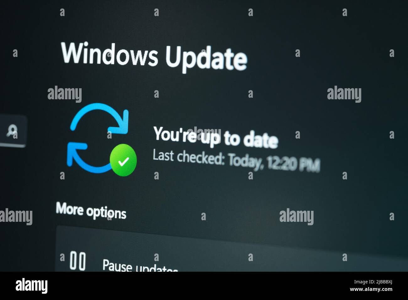 New york, USA - 3. juni 2022: Überprüfung der Windows-Aktualisierung auf dem Laptop-Bildschirm Nahaufnahme Stockfoto