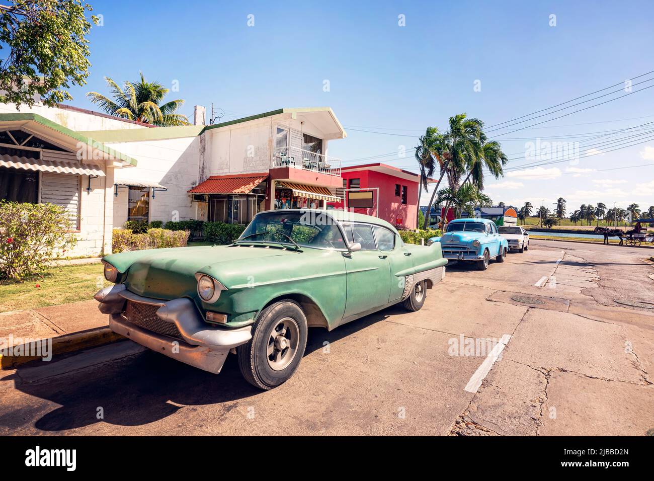 American Green Classic Car in der Nähe des Strandes in Varadero Kuba geparkt. Retro-Autos der 50s Stockfoto