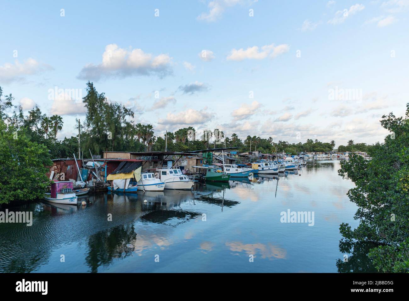 Viele Motorboote parkten im Rückwasser. Zuhause auf dem Wasser. Armut in Kuba. Holzboote parken am Mini-Dock Stockfoto