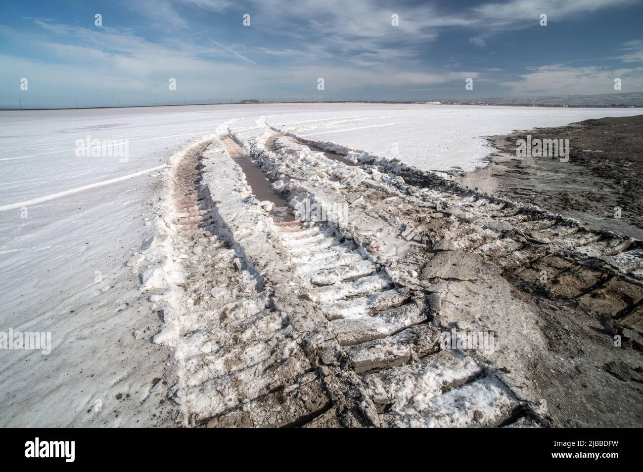 Planierraupen führen in die Salzfelder in einem Seesaltproduktionsgebiet Stockfoto