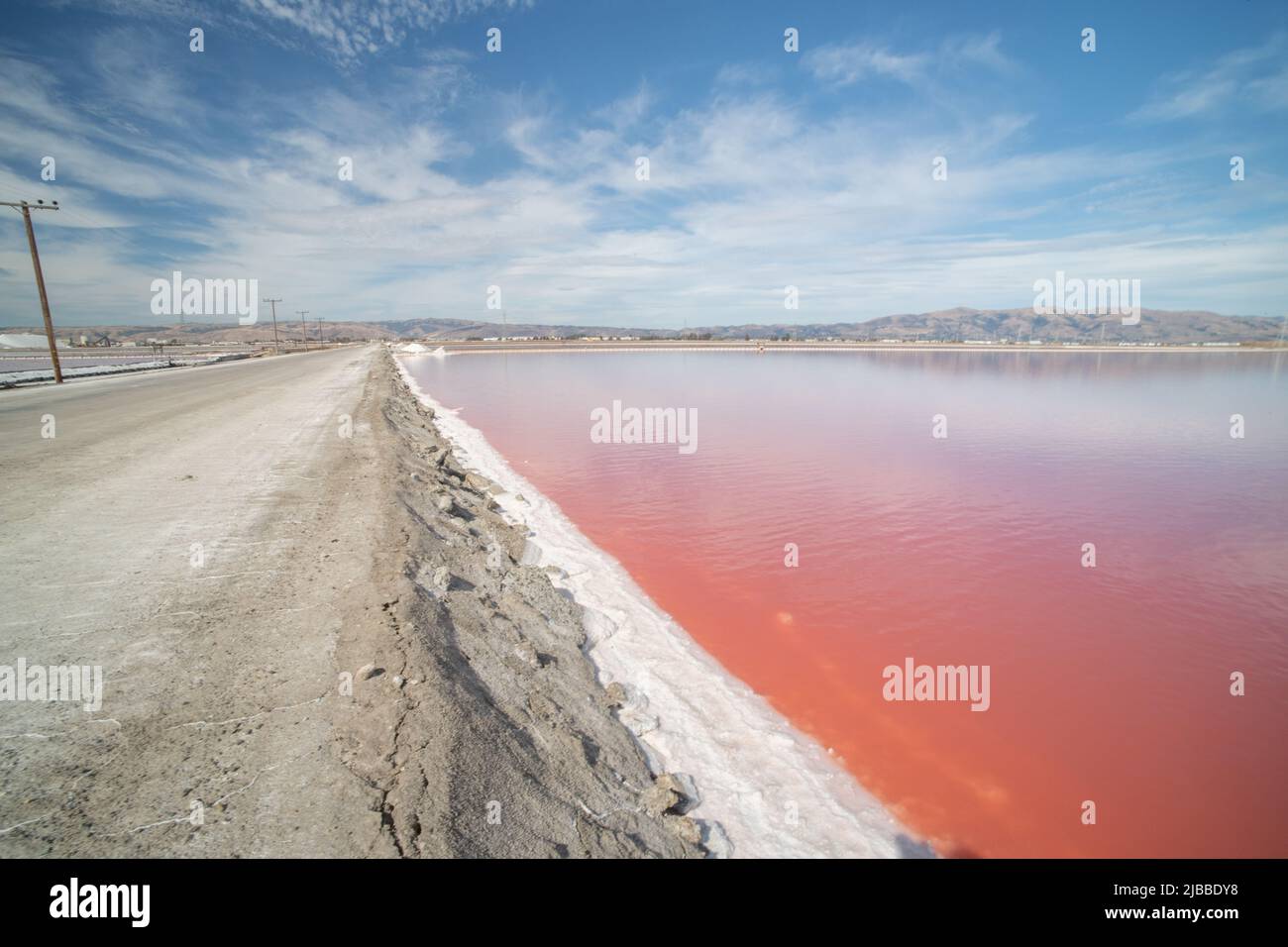 Das Wasser in Salzteichen erhält aufgrund von Dunaliella salina einen rosa Farbton Stockfoto