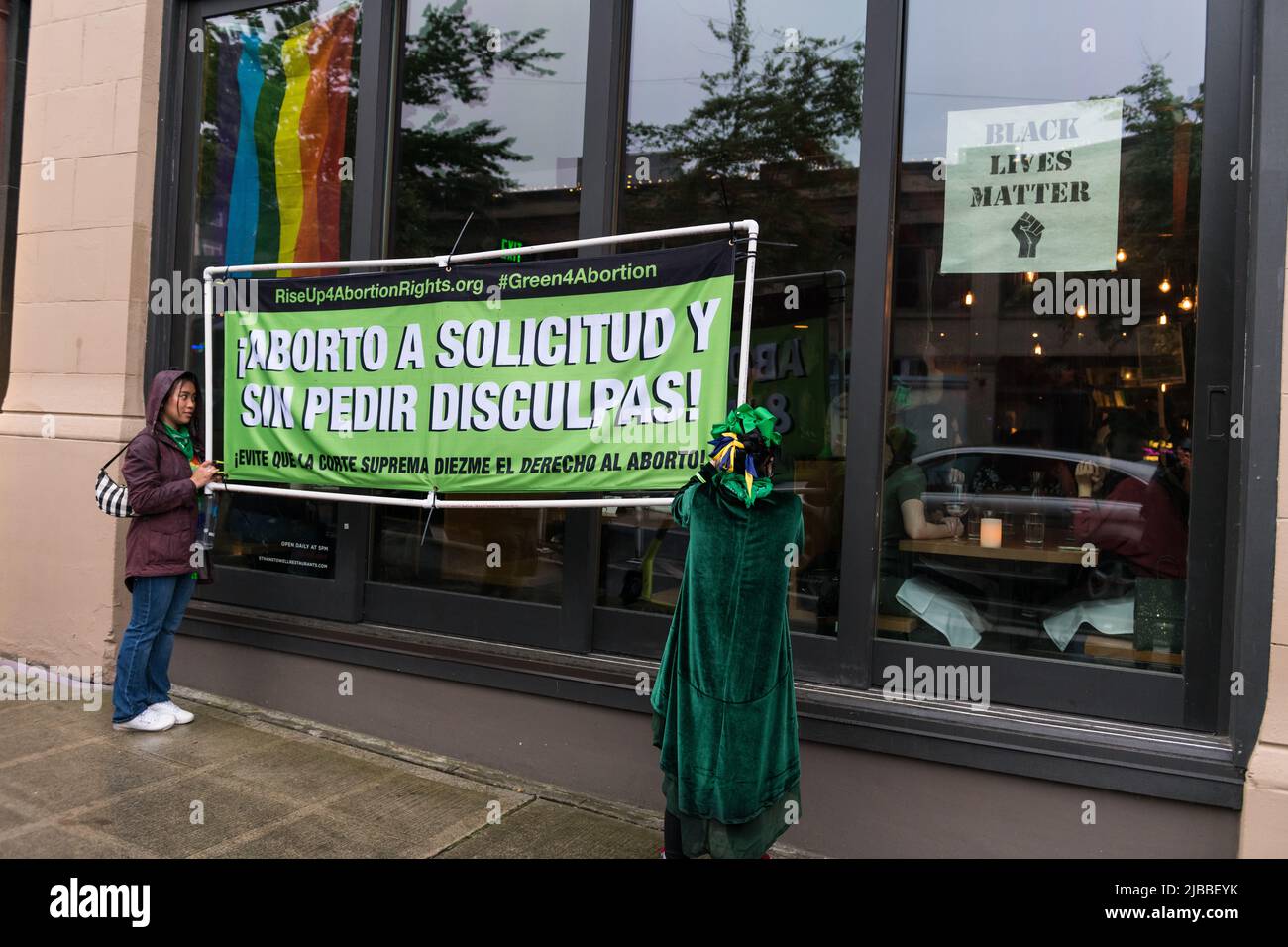 Seattle, USA. 4. Juni 2022. Rise Up 4 Abtreibungsrechte Stürzen Roe? Verdammt, Nein! marschieren Sie auf dem Capitol Hill, um Roe V. Wade zu unterstützen und zu erhalten. Nach der Meldung, dass der Oberste Gerichtshof bereit sein könnte, das historische Gesetz zu stürzen, wurden im ganzen Land anhaltende wöchentliche Proteste durchgeführt. Aktivisten schwören, aufzustehen und Roe V. Wade zu schützen, um die Aufhebung der historischen wegweisenden Entscheidung zu verhindern, die Frauen 1973 das Recht auf freie Wahl eingab. James Anderson/Alamy Live News Stockfoto