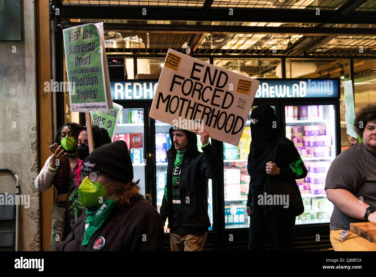 Seattle, USA. 4. Juni 2022. Rise Up 4 Abtreibungsrechte Stürzen Roe? Verdammt, Nein! marschieren Sie auf dem Capitol Hill, um Roe V. Wade zu unterstützen und zu erhalten. Nach der Meldung, dass der Oberste Gerichtshof bereit sein könnte, das historische Gesetz zu stürzen, wurden im ganzen Land anhaltende wöchentliche Proteste durchgeführt. Aktivisten schwören, aufzustehen und Roe V. Wade zu schützen, um die Aufhebung der historischen wegweisenden Entscheidung zu verhindern, die Frauen 1973 das Recht auf freie Wahl eingab. James Anderson/Alamy Live News Stockfoto