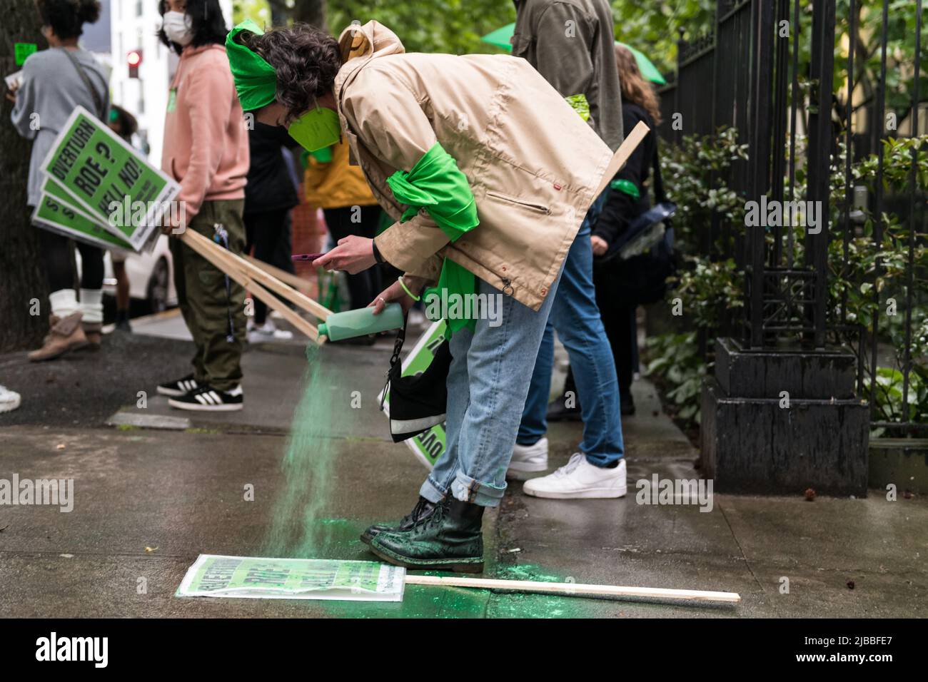 Seattle, USA. 4. Juni 2022. Rise Up 4 Abtreibungsrechte Stürzen Roe? Verdammt, Nein! marschieren Sie auf dem Capitol Hill, um Roe V. Wade zu unterstützen und zu erhalten. Nach der Meldung, dass der Oberste Gerichtshof bereit sein könnte, das historische Gesetz zu stürzen, wurden im ganzen Land anhaltende wöchentliche Proteste durchgeführt. Aktivisten schwören, aufzustehen und Roe V. Wade zu schützen, um die Aufhebung der historischen wegweisenden Entscheidung zu verhindern, die Frauen 1973 das Recht auf freie Wahl eingab. James Anderson/Alamy Live News Stockfoto