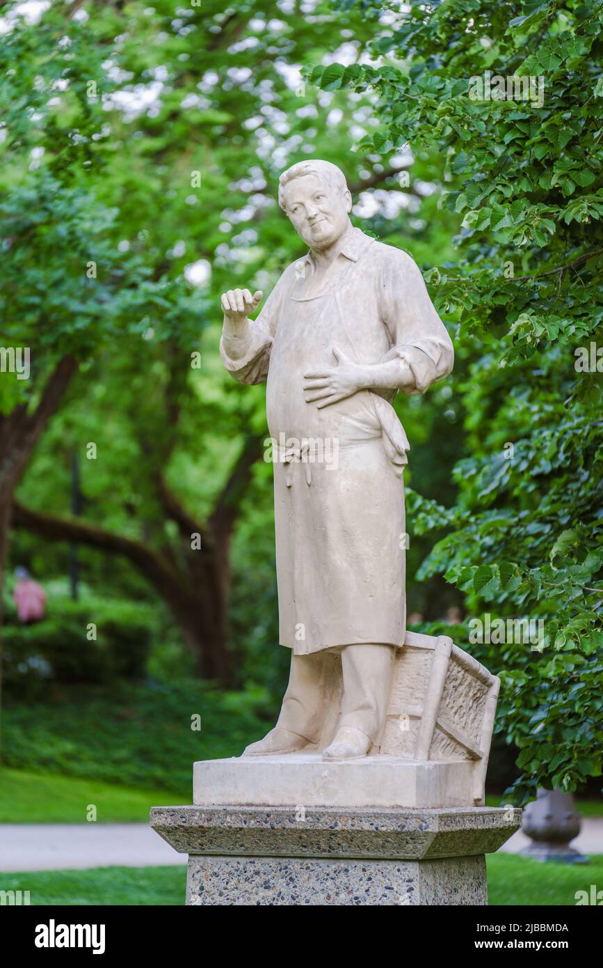 Toulouse, Frankreich. 24.Mai 2022. Statue des französischen Dichters Louis Vestrepain von Antonin Mercié im Garten des Grand Rond Stockfoto