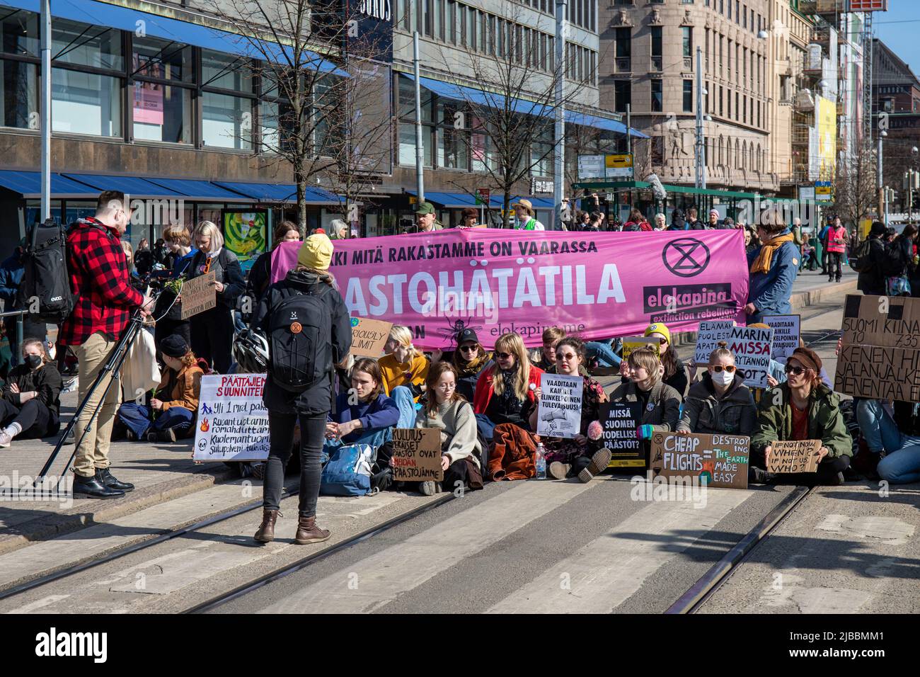 Sebastian Tynkkynen filmt Elokapina-Demonstranten in Mannerheimintie, Helsinki, Finnland Stockfoto