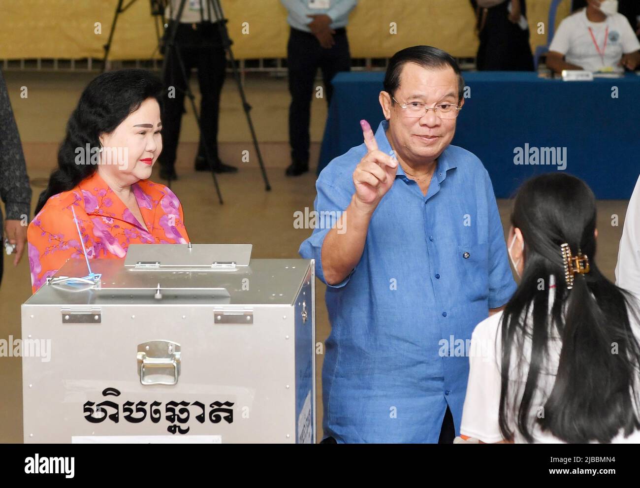 Kandal. 5.. Juni 2022. Der kambodschanische Premierminister Samdech Techo Hun Sen (R) zeigt seinen unauslöschlichen, mit Tinte befleckten Finger, nachdem er am 5. Juni 2022 in einem Wahllokal bei den Kommunalwahlen in der Provinz Kandal, Kambodscha, gewählt hatte. Nach einem zweiwöchigen friedlichen Wahlkampf zur Wahl von Gemeinderätern und Stadträten für 1.652 Gemeinden begannen am Sonntag in Kambodscha die fünften Kommunalwahlen. Quelle: Sovannara/Xinhua/Alamy Live News Stockfoto