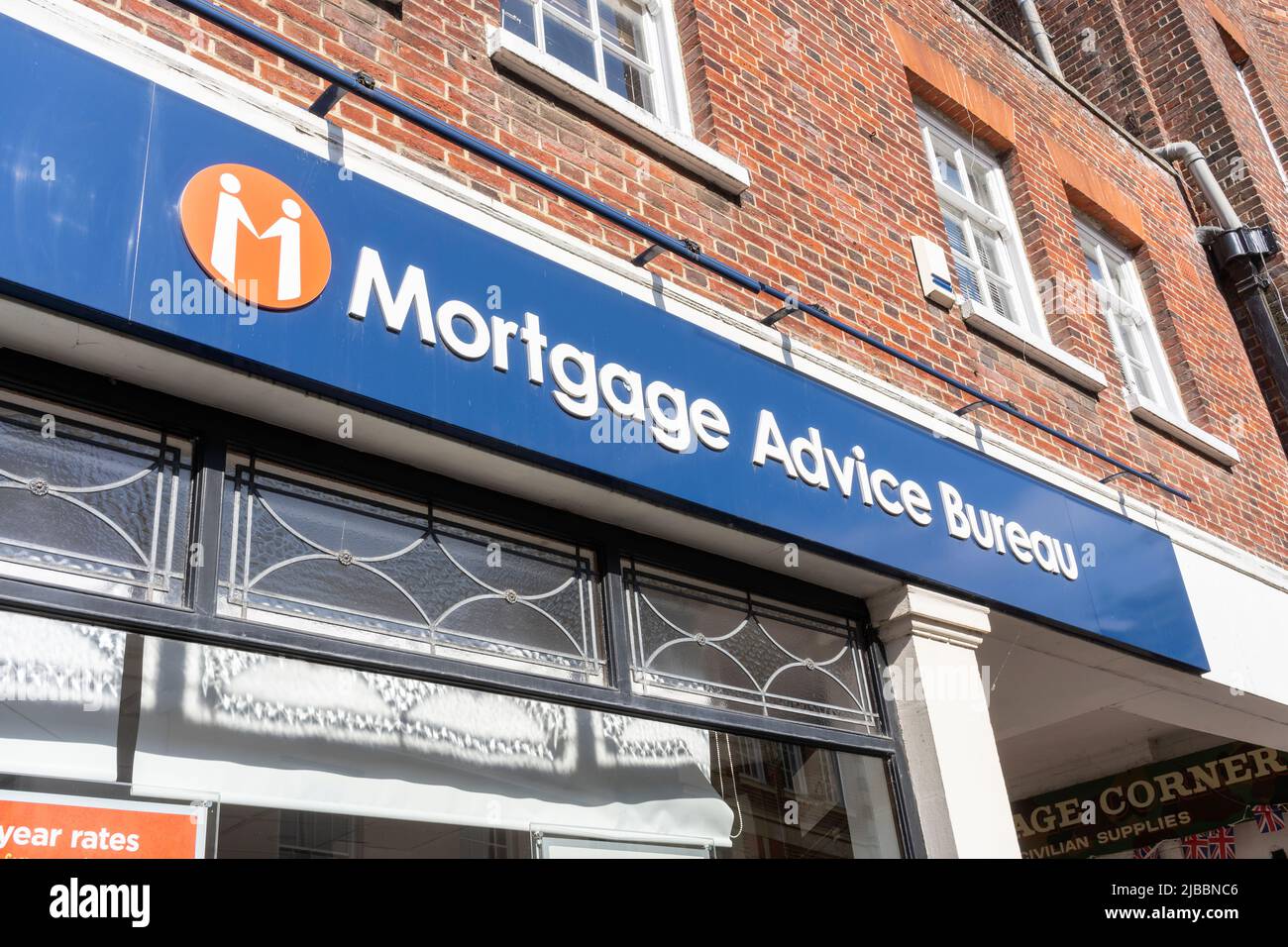 Schaufensterfront und Logo für das Hypothekenberatungsbüro in der Church Street in Basingstoke. VEREINIGTES KÖNIGREICH. Thema - Hypotheken, Immobilienmarkt, Immobilienmarkt Stockfoto