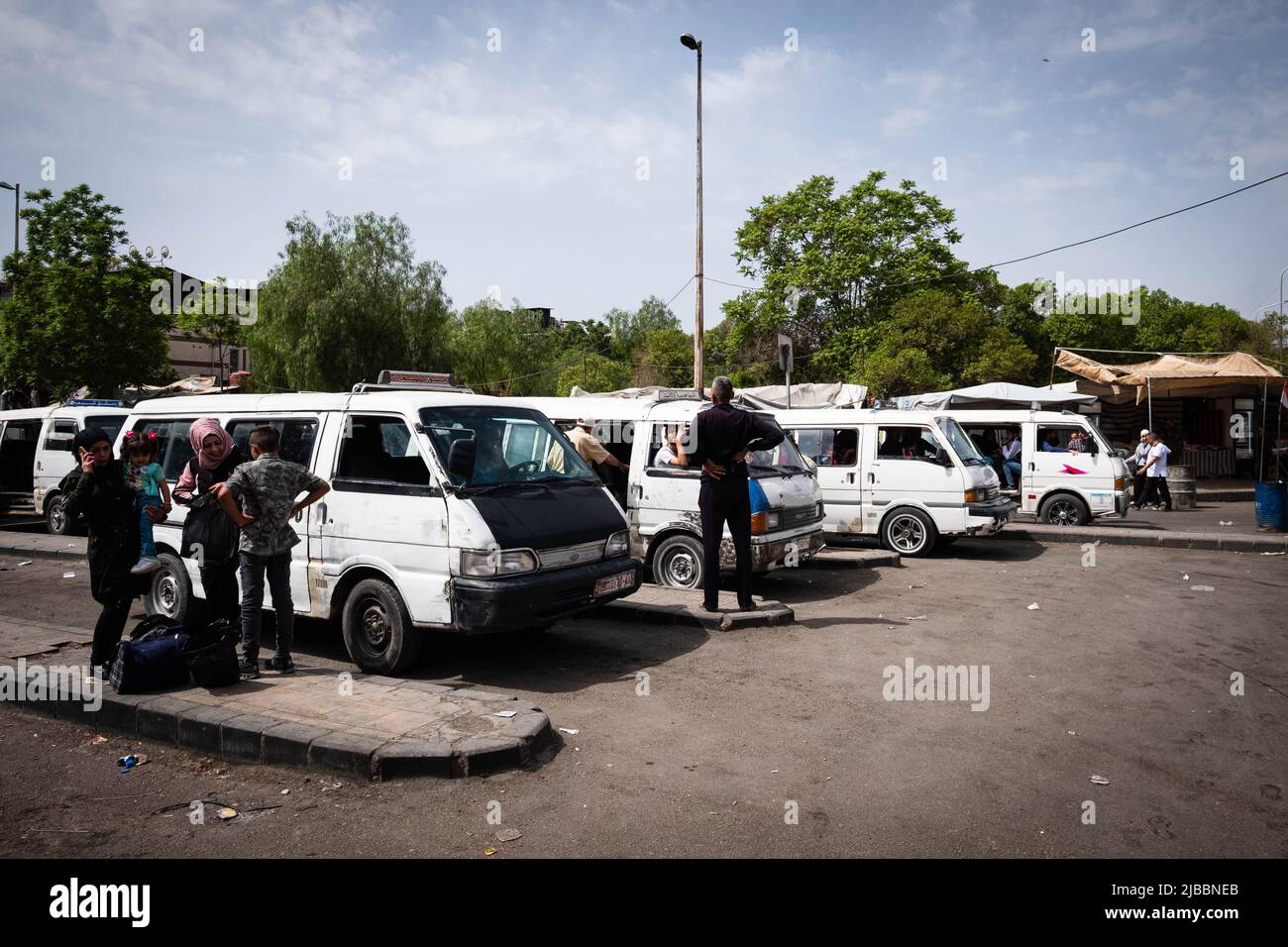 Damaskus, Syrien -Mai, 2022: Viele Minibusse am Busbahnhof in Damaskus Stockfoto