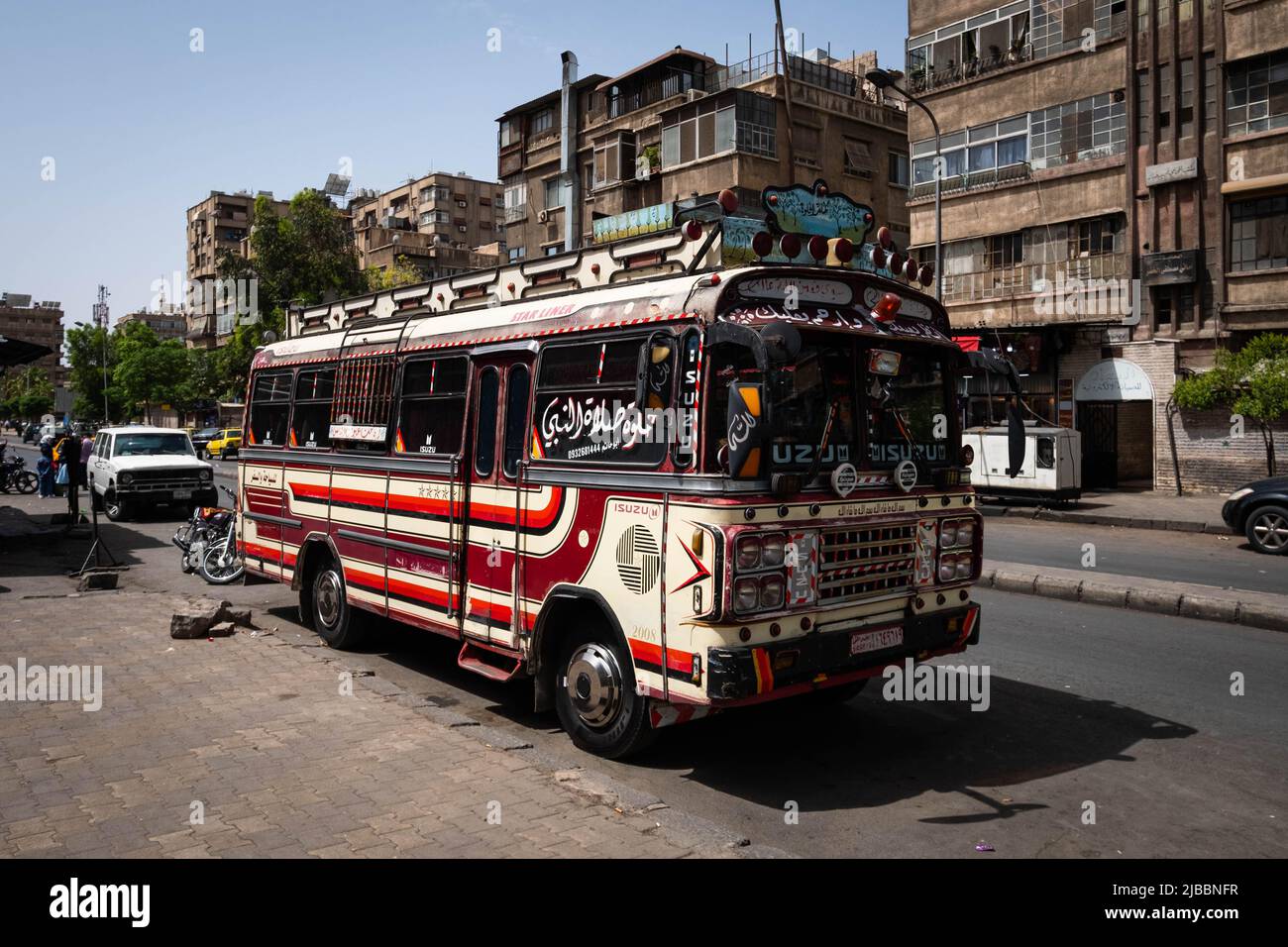 Damaskus, Syrien -Mai, 2022: Farbenfroher alter Bus, der am öffentlichen Busbahnhof in Damaskus wartet Stockfoto