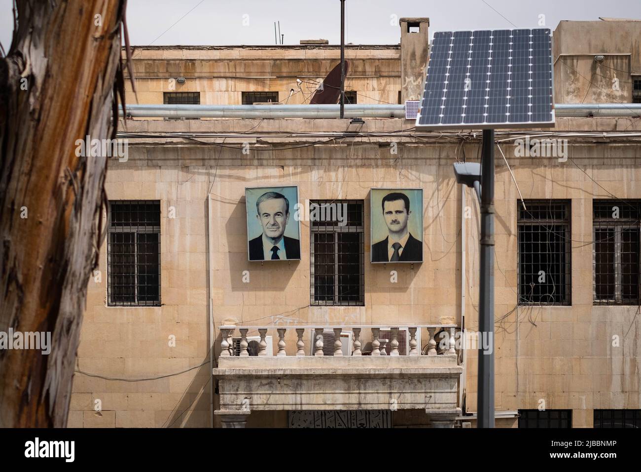 Damaskus, Syrien - Mai 2022: Portraitbild von Baschar und Hafiz al-Assad, dem ehemaligen und tatsächlichen Präsidenten Syriens Stockfoto