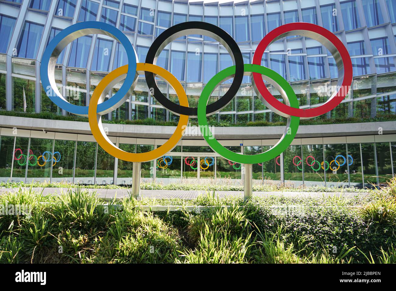 Hauptquartier Internationales Olympisches Komitee. Olympische Ringe. Lausanne, Schweiz - Juni 2022 Stockfoto