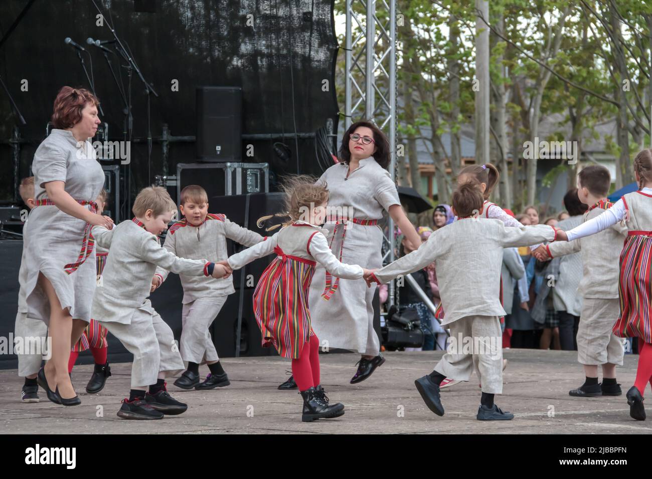 Estland, Luganuse, Kivili, Sommerveranstaltung 05.28.2022. Eine Gruppe von Kindern in Nationaltracht führt einen estnischen Volkstanz auf Stockfoto