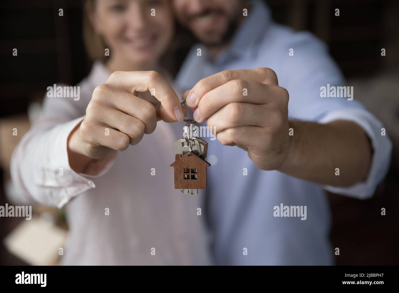Nahaufnahme Fokus, Frau und Mann Hände halten Haufen von Schlüsseln Stockfoto