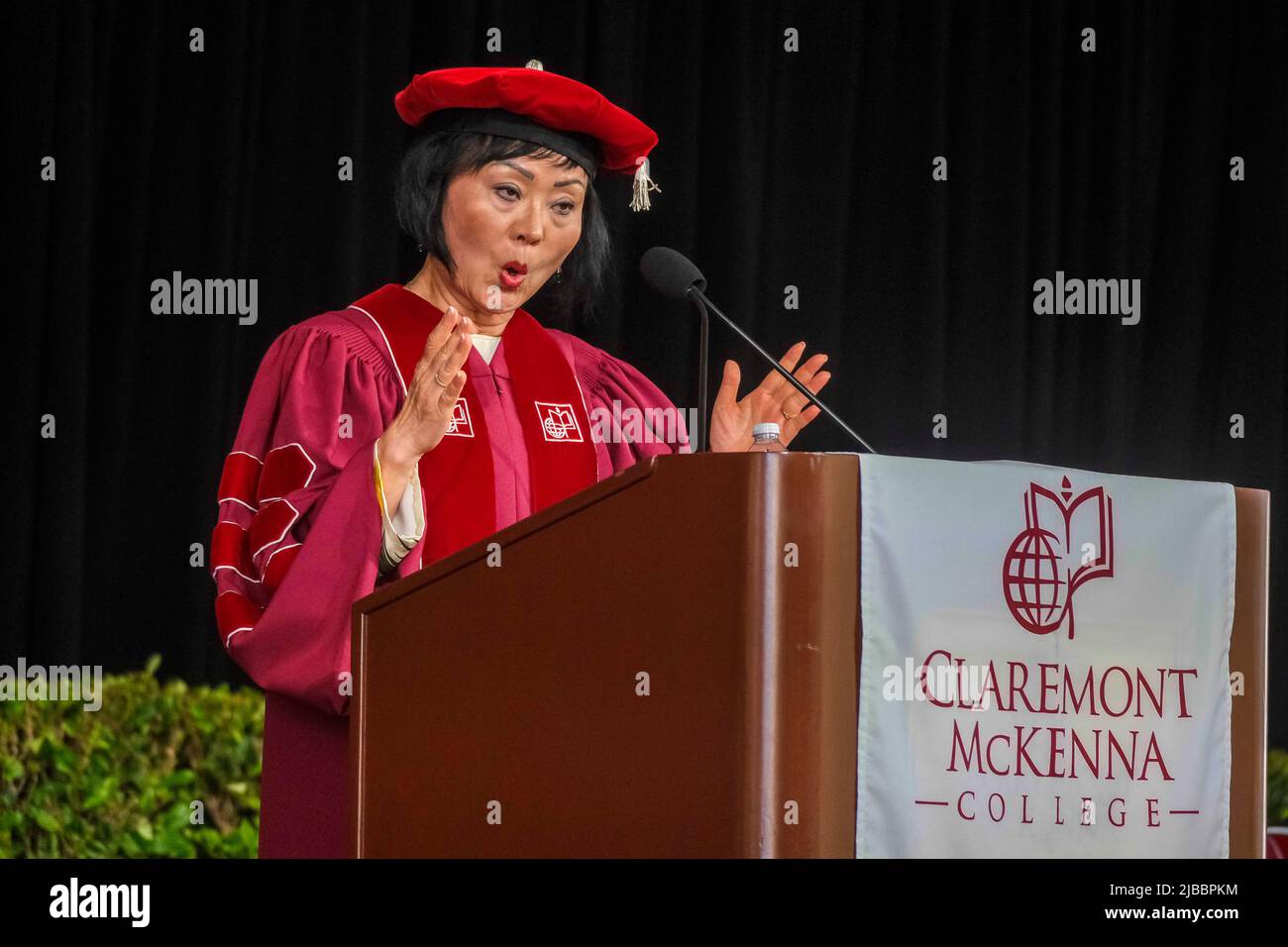 Claremont, Kalifornien, USA. 4.. Juni 2022. UNESCO-Botschafter KIM PHUC alias „Napalm Girl“ hält eine Rede während eines Eröffnungsdienstes für die Klasse von 2022 auf dem Campus des Claremont McKenna College. (Bild: © Ringo Chiu/ZUMA Press Wire) Stockfoto
