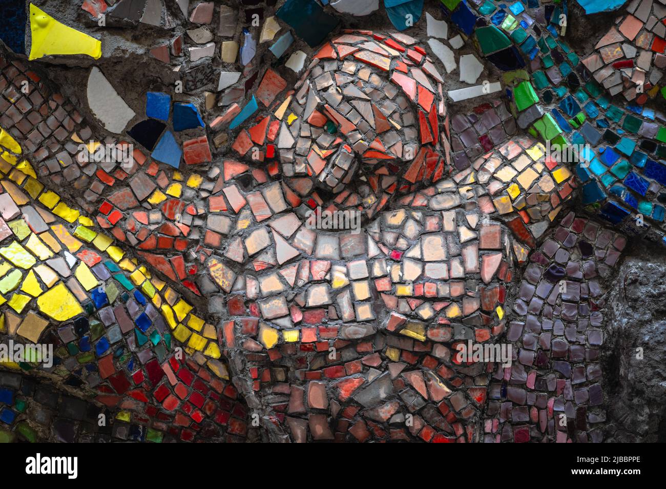 Abstraktes Bild eines gekreuzigten Mannes aus Fliesen. Stockfoto