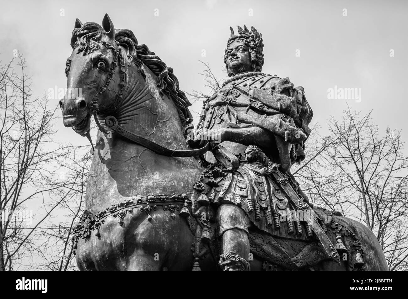 Denkmal für Peter den Großen auf einem Pferd in der Stadt Sankt Petersburg, Russland. Schwarz und Weiß. Stockfoto