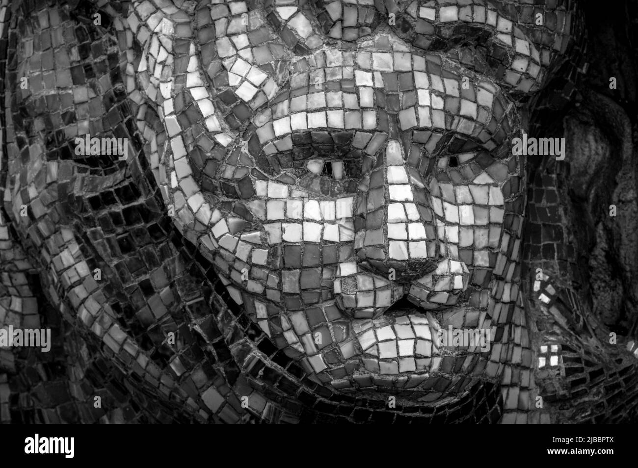 Abstraktes Bild eines menschlichen Gesichts aus Kacheln. Schwarz und Weiß. Stockfoto