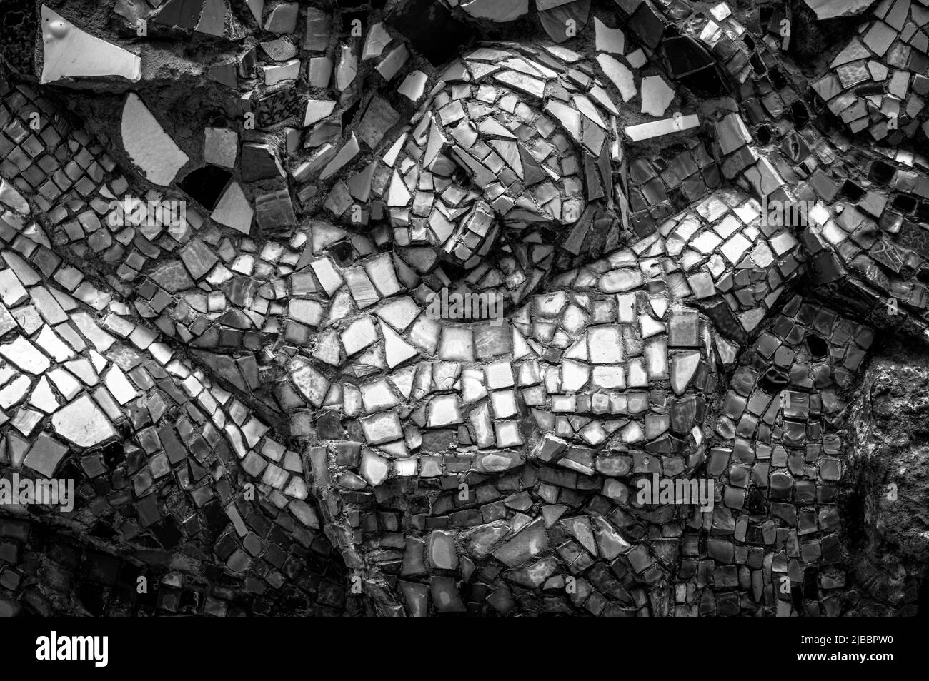 Abstraktes Bild eines gekreuzigten Mannes aus Fliesen. Schwarz und Weiß. Stockfoto