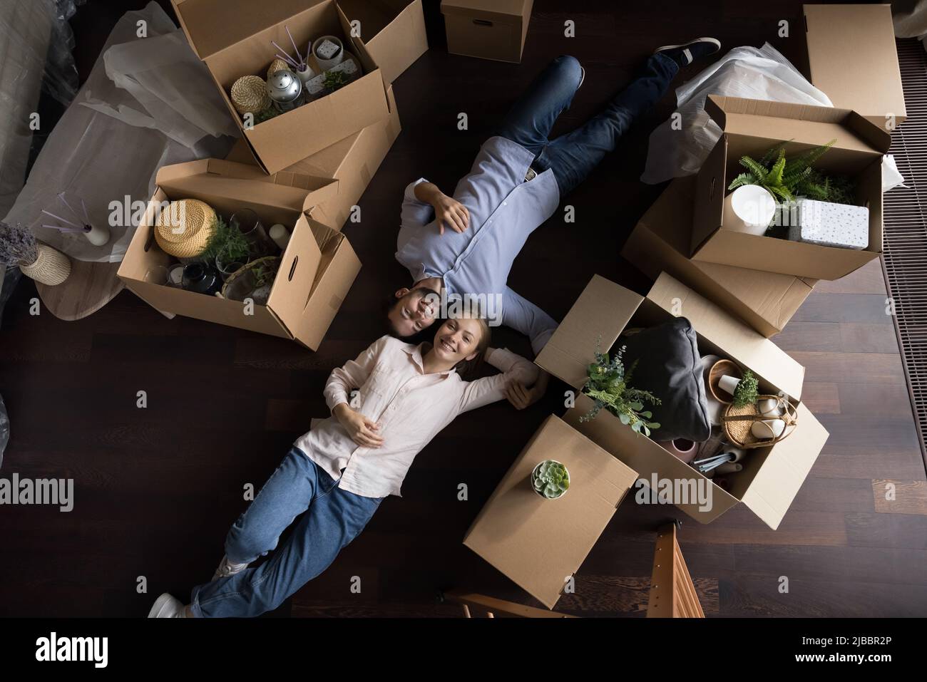Blick von oben Hausbesitzer Paar auf dem Boden in der Nähe von Kartons liegen Stockfoto